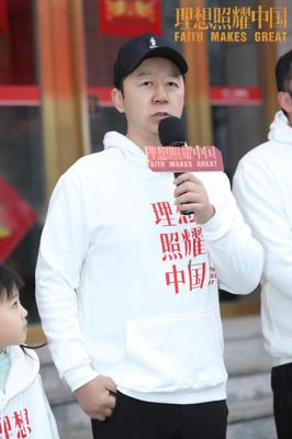 从钢铁工人到制冰师 郭涛到工厂体验《冰与火》